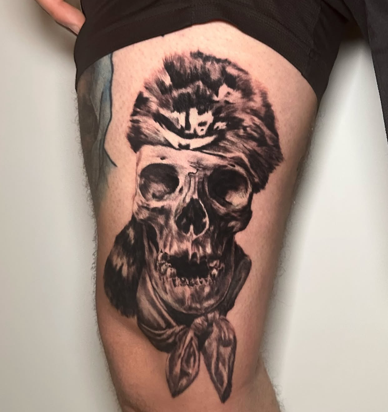 Tatuaggio black and grey con teschio