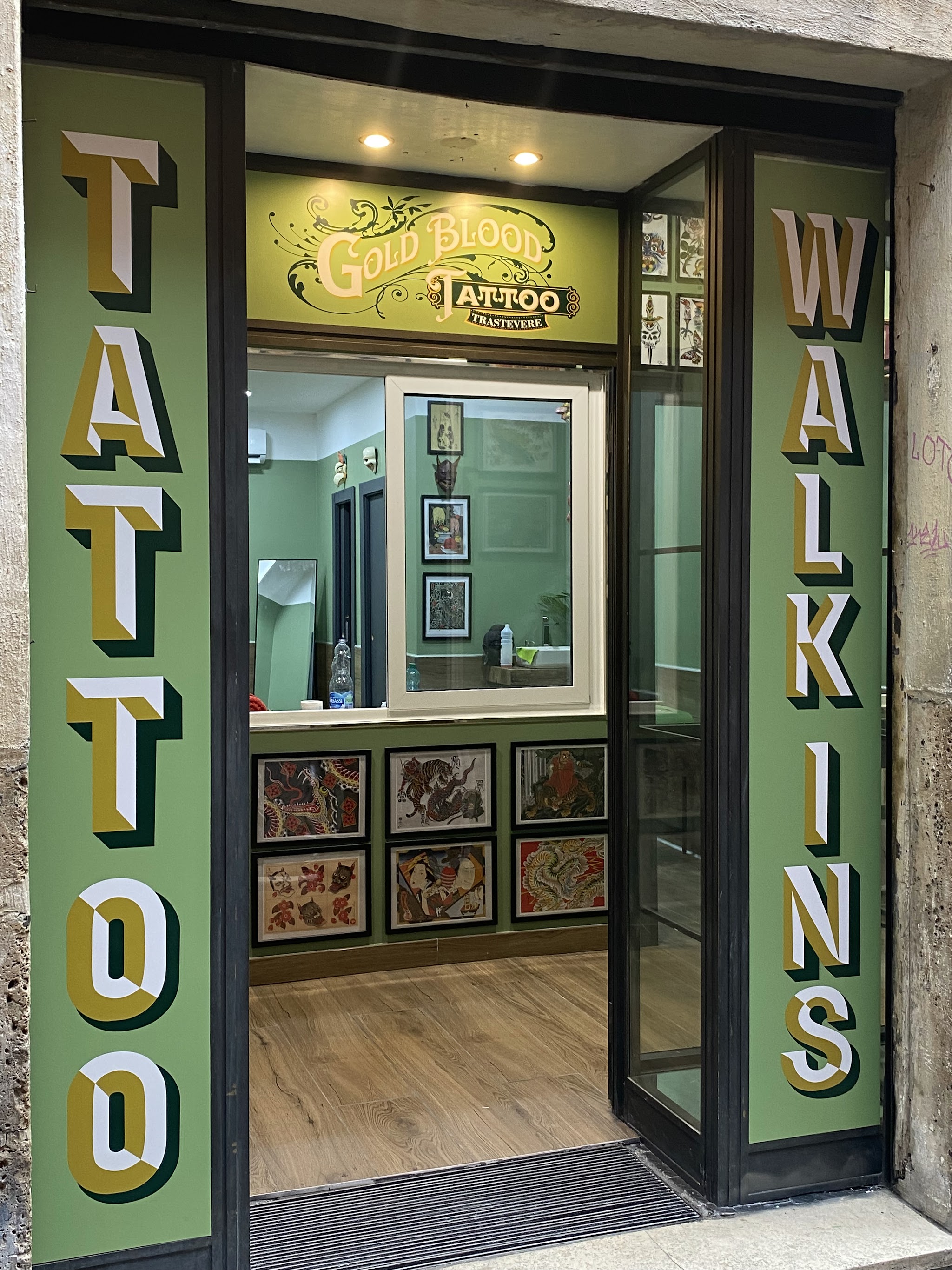 Ingresso di Gold Blood Tattoo Trastevere in Via della Scala