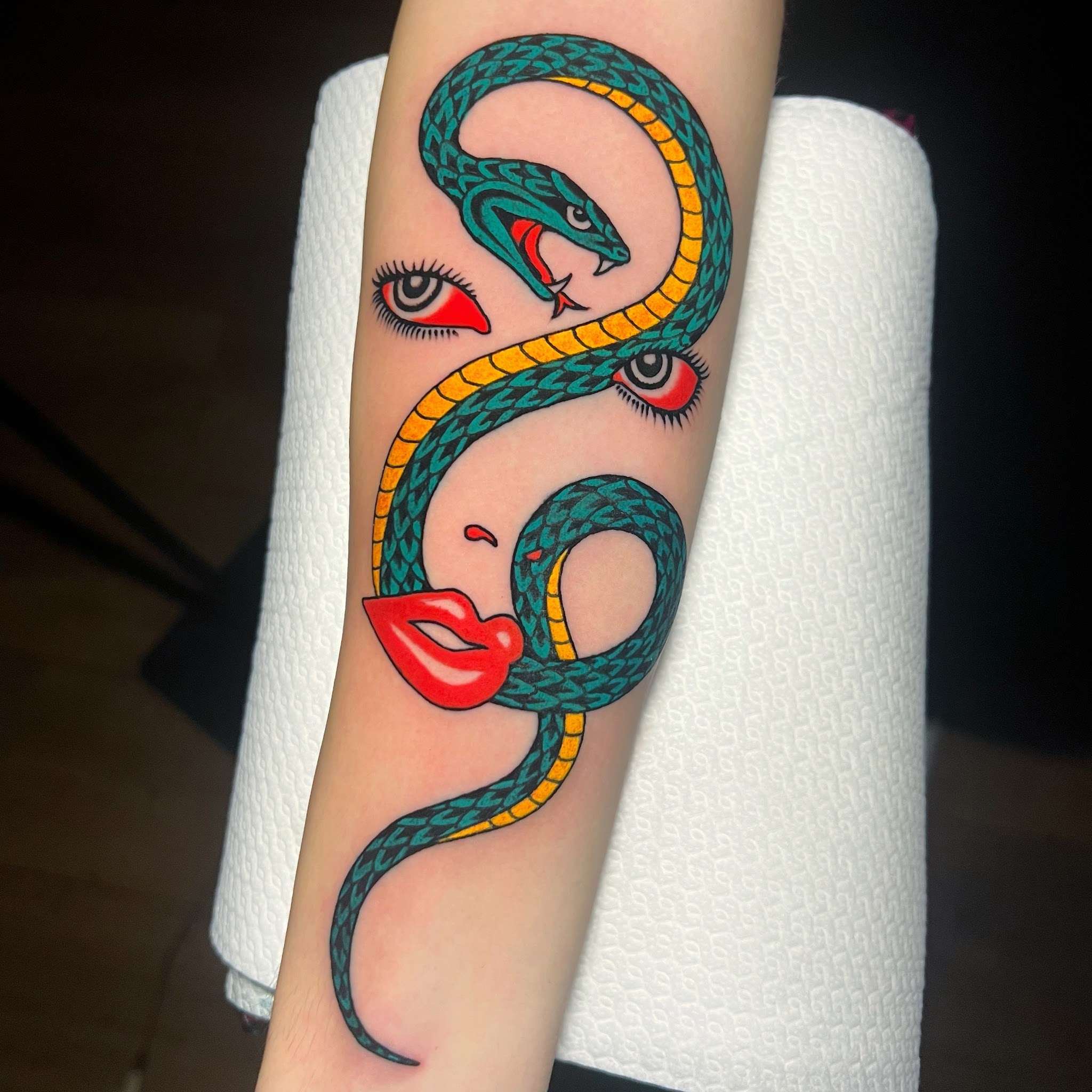 Tatuaggio traditional a colori con serpente