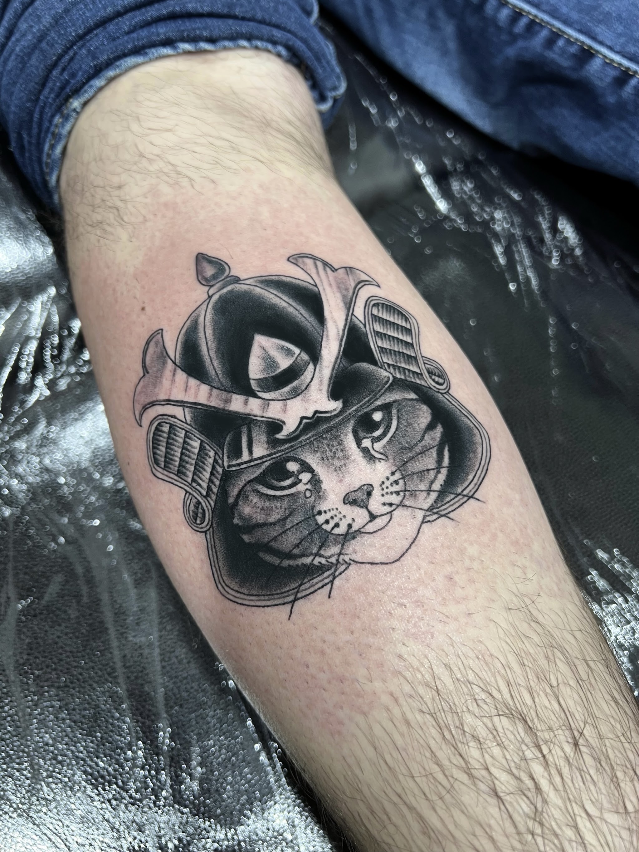 Tatuaggio black and grey con gatto samurai